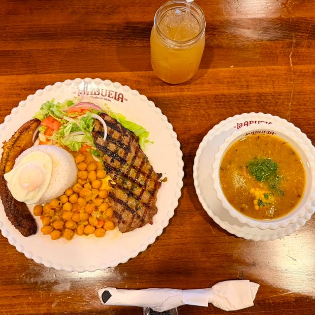 Sopa de patacón · Arroz, huevo · Carne a la parrilla · Arvej