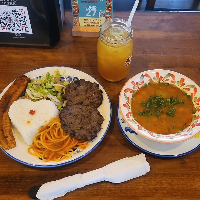 Sopa de verdura · Arroz · Cerdo a la parrilla · Tortica d es