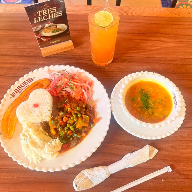 Crema zanahoria · Arroz · Pollo parrilla (leg 1/4) · Papa ch