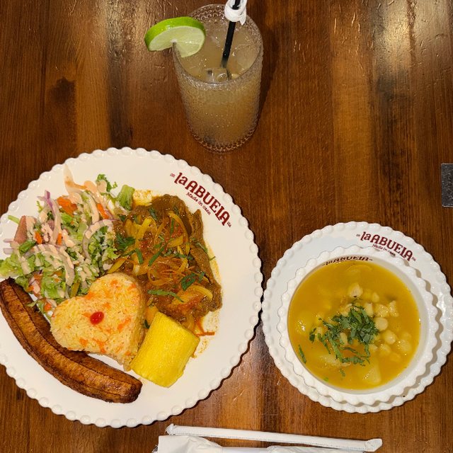Sopa de mute (maiz) · Arroz · Carne en bistec (res) · Yuca f