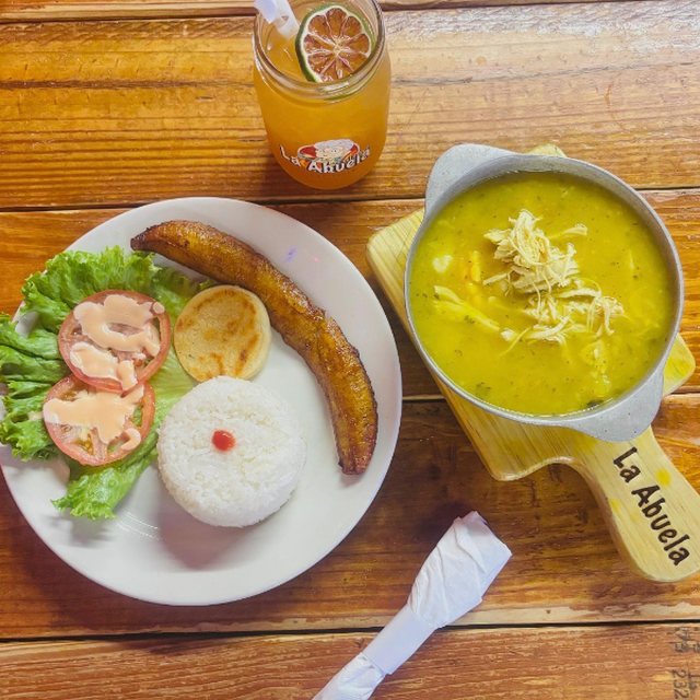 El ajiaco · Sopa de papa con · Pollo desmechado · Adentro, A