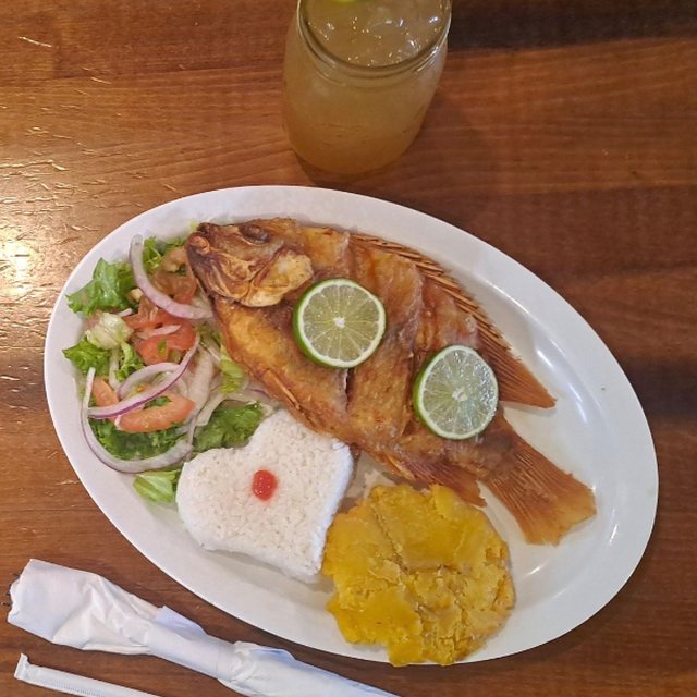 La mojarra frita · Arroz · Ensalada · Tajada de maduro