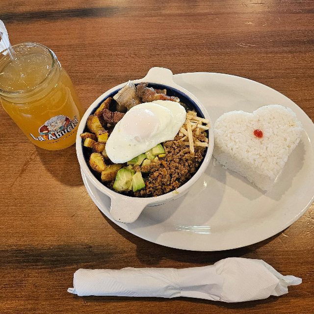 Cazuela de lentejas · Arroz, huevo · Chicharrón · Carne en m